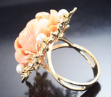 Крупное золотое кольцо с полихромным резным кораллом 27,48 карата, жемчугом и бриллиантами Золото