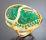 Неповторимое авторское золотое кольцо с искусно вырезанной из уральского изумруда змеей 29,23 карата инкрустированной тигровым глазом, с ограненными изумрудами и бриллиантами Золото