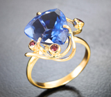 Золотое кольцо с насыщенным флюоритом со сменой цвета 5,65 карата и шпинелями Золото