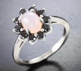 Симпатичное серебряное кольцо с розовым кварцем и черными шпинелями