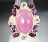 Серебряное кольцо с пурпурно-розовым сапфиром 8,89 карата и родолитами