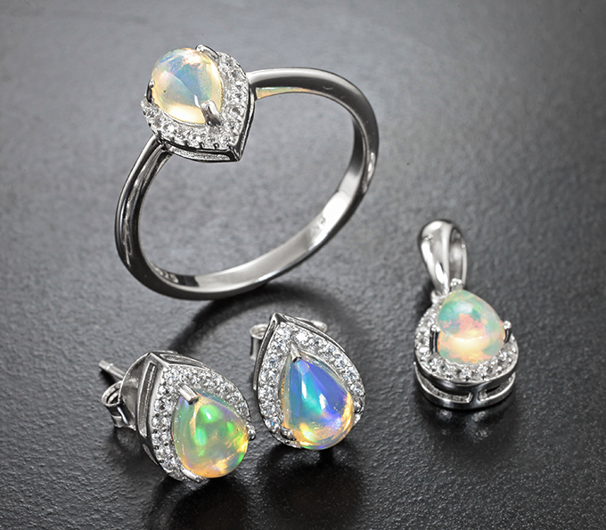 Серебряный комплект с кристаллическими эфиопскими опалами и лейкосапфирами