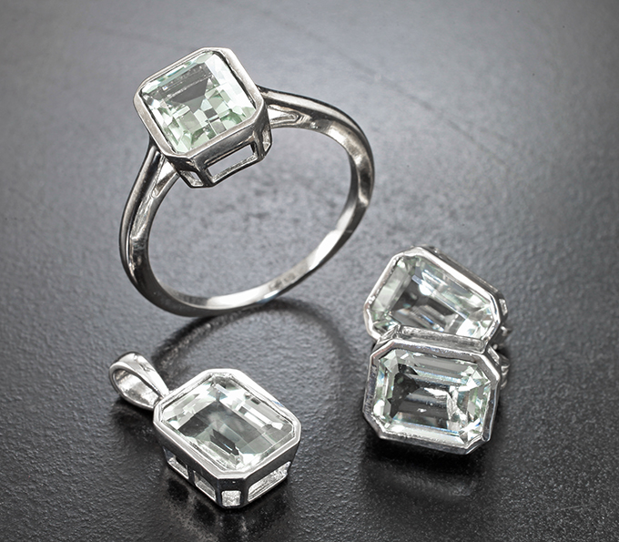 Стильный серебряный комплект с зелеными аметистами