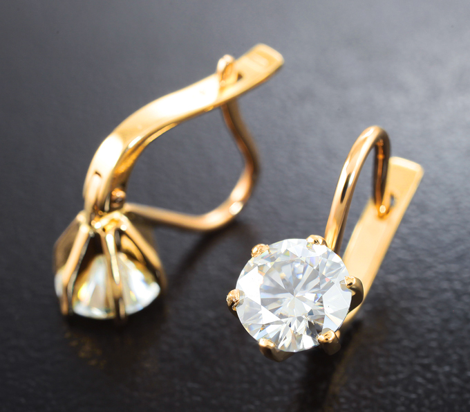 Золотые серьги с яркими муассанитами бриллиантовой огранки 1,97 карата ...