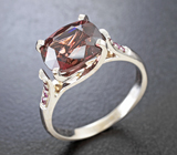 Золотое кольцо c крупной шпинелью высокой чистоты 4,06 карата и редкими розовыми бриллиантами Золото