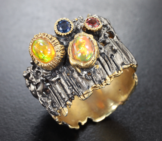Серебряное кольцо с кристаллическими эфиопскими опалами и сапфирами