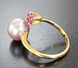 Золотое кольцо с безупречной золотисто-розовой жемчужиной 7,12 карата и чистейшей розовой шпинелью