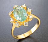 Золотое кольцо с насыщенным параиба турмалином 1,95 карата в окружении бриллиантов