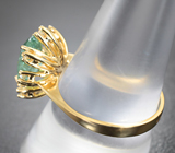 Золотое кольцо с насыщенным параиба турмалином 1,95 карата в окружении бриллиантов Золото