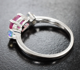 Превосходное серебряное кольцо с рубином и кристаллическими эфиопскими опалами