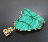 Крупный двухсторонний золотой кулон с неповторимым срезом сверкающей друзы уральского малахита 91,81 карата, изумрудами и синими сапфирами