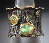 Серебряное кольцо с кристаллическими эфиопскими опалами, голубым топазом и перидотом