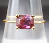 Золотое кольцо с полихромным рубиново-вишневым сапфиром 1,69 карата