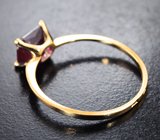 Золотое кольцо с полихромным рубиново-вишневым сапфиром 1,69 карата