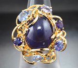 Золотое кольцо с крупным насыщенным кабошоном сапфира 14,28 карата и яркими ограненными сапфирами лучших оттенков синего