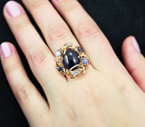 Золотое кольцо с крупным насыщенным кабошоном сапфира 14,28 карата и яркими ограненными сапфирами лучших оттенков синего