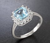 Стильное серебряное кольцо с голубым и бесцветными топазами