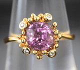 Золотое кольцо c яркой пурпурно-розовой шпинелью 2,22 карата и бриллиантами 1,5мм Золото
