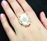 Золотое кольцо с крупной морской жемчужиной барокко топового люстра 43,16 карата, разноцветными сапфирами, цаворитами и аметистом Золото
