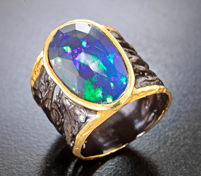 Серебряное кольцо с ограненным черным опалом