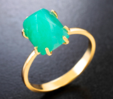 Золотое кольцо с «неоновым» изумрудом редкой огранки «сахарная голова» 4,52 карата