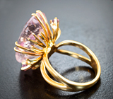 Крупное коктейльное золотое кольцо с нежно-розовым морганитом 20,09 карата, сиреневыми сапфирами и бриллиантами высоких характеристик Золото