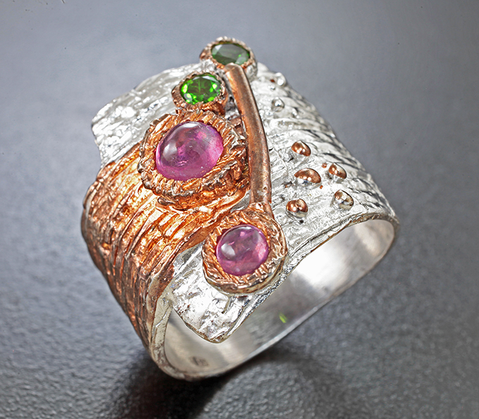 Серебряное кольцо с сапфирами и диопсидами