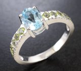 Чудесное серебряное кольцо с голубым топазом и перидотами Серебро 925