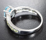Чудесное серебряное кольцо с голубым топазом и перидотами
