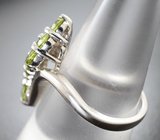 Эффектное серебряное кольцо с перидотами