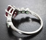 Превосходное серебряное кольцо с рубином и изумрудами