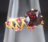 Золотое кольцо c насыщенной вишневой шпинелью 1,67 карата и яркими розовыми сапфирами Золото