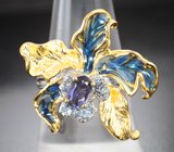 Превосходное серебряное кольцо с иолитом, голубыми топазами и цветной эмалью