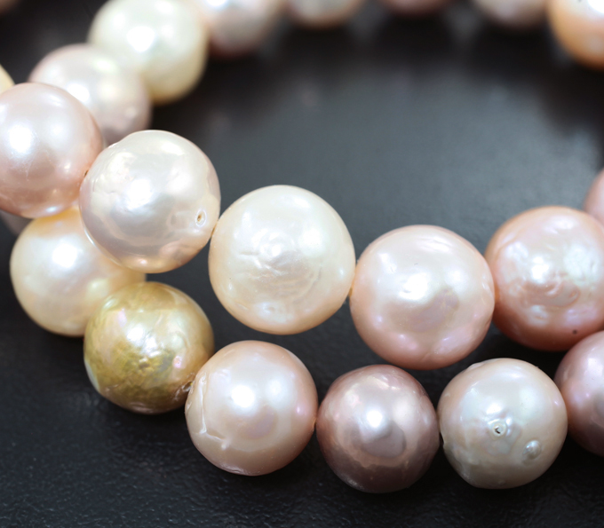 Массивное колье с крупным розовым и кремовым морским жемчугом барокко ...