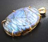 Золотой кулон с крупным резным лабрадоритом яркой иризации 61,75 карата