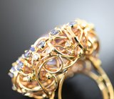 Роскошное золотое кольцо с ярким сиренево-розовым кунцитом авторской огранки 22,27 карата, россыпью танзанитов и бриллиантов