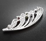 Элегантная серебряная брошь с разноцветными турмалинами