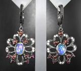 Серебряные серьги с кристаллическими эфиопскими опалами, альмандинами и родолитами