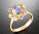 Золотое кольцо с крупным полихромным сапфиром 1,89 карата, васильковыми и синими сапфирами, бриллиантами