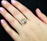 Золотое кольцо с крупным полихромным сапфиром 1,89 карата, васильковыми и синими сапфирами, бриллиантами