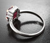 Серебряное кольцо с рубином и черными шпинелями