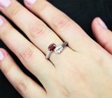 Эффектное серебряное кольцо с рубином, топазом и черными шпинелями