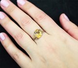Золотое кольцо с насыщенным гелиодором авторской огранки 2,42 карата, желтыми сапфирами и бриллиантами