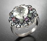 Серебряное кольцо с зеленым аметистом и разноцветными сапфирами