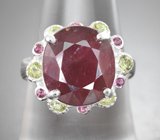 Серебряное кольцо с крупным рубином и перидотами