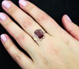 Серебряное кольцо с крупным рубином и перидотами