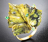 Золотое кольцо с крупной резной яшмой 19,48 карата и яркими цаворитами