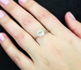Золотое кольцо с ограненным лунным камнем многоцветной иризации 1,32 карата