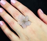Золотое кольцо с резным полупрозрачным халцедоном 18,98 карата и сапфирами