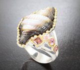 Серебряное кольцо с резной перламутровой раковиной, гранатом и турмалинами